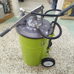 Engrasadora Manual 25 Litros con Ruedas Marca DYLLU Ferreteria