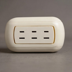 TOMA TRIPLE SUPERFICIAL 127-250 VOLTIOS 13 AMP LUMISTAR |