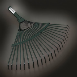 ESCOBA PARA GRAMA 22 DIENTES VERDE SIN CABO WEQUP