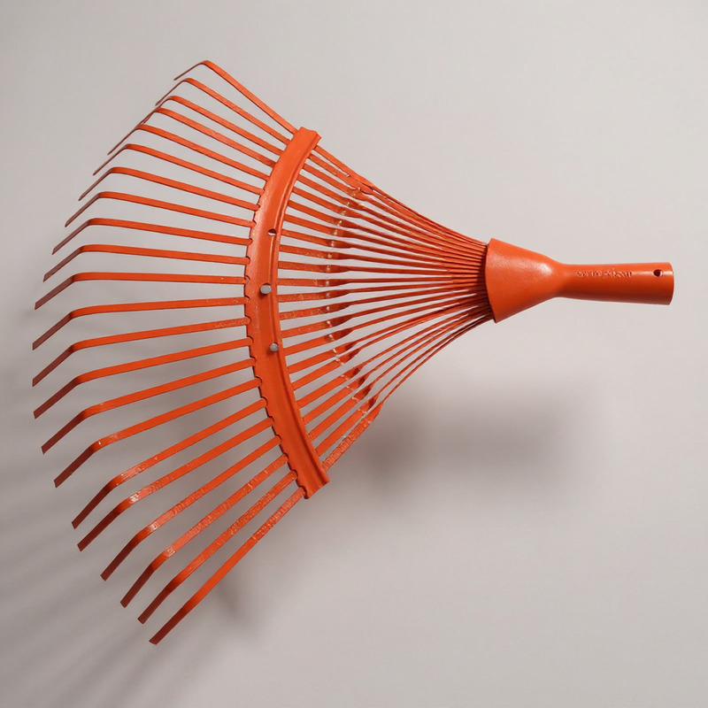 ESCOBA METÁLICA FIJA 22 DIENTES SIN MANGO TRAMONTINA