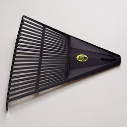 ESCOBA PLÁSTICA 22 DIENTES SIN CABO NEGRA TRAMONTINA